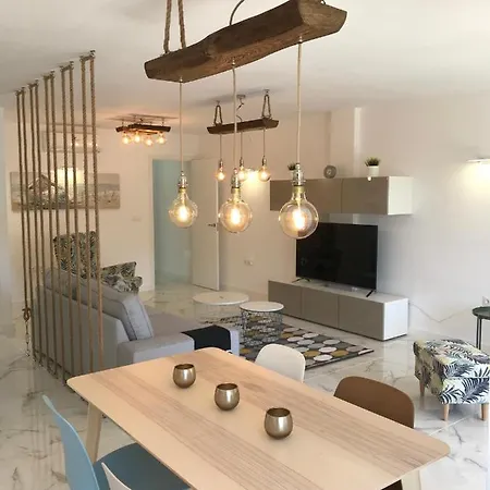 New 2br 100m-to-beach Free Parking Appartamento